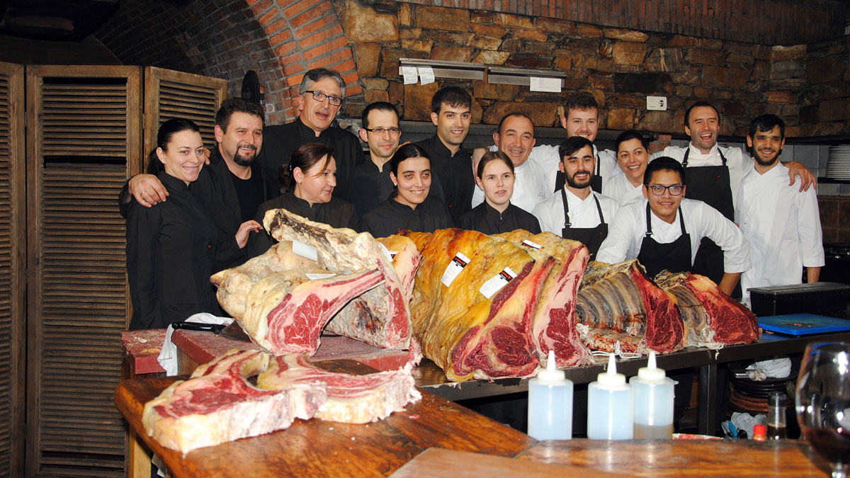 José Gordón, Patron des Restaurants El Capricho in der Region Léon mit seiner Crew und den Chuletones seiner eigenen Ochsen Bild | Artikel La Nueva Crónica 