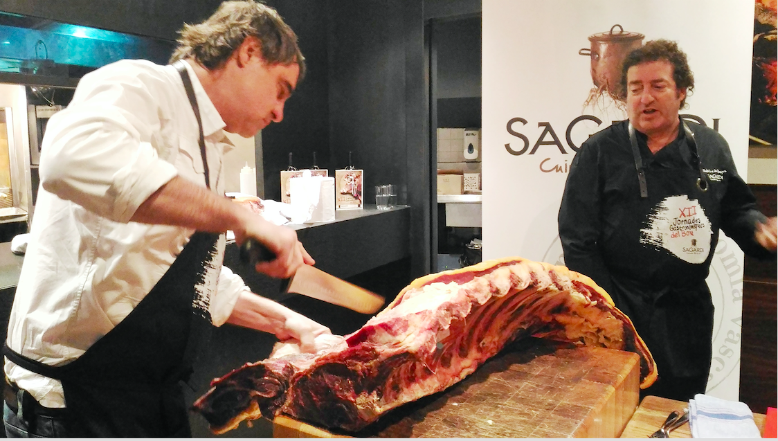 Imanol Jaca und Iñaki López de Viñaspre erklären die Geheimnisse des Fleisches bei einer Präsentation Bild: Los Foodistas©