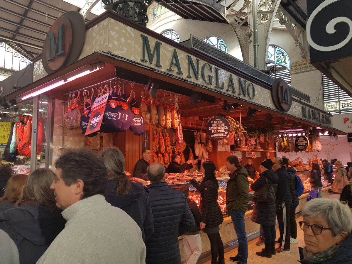 Typischer Metzgerei-Verkaufsstand im Mercado-Central in Valencia